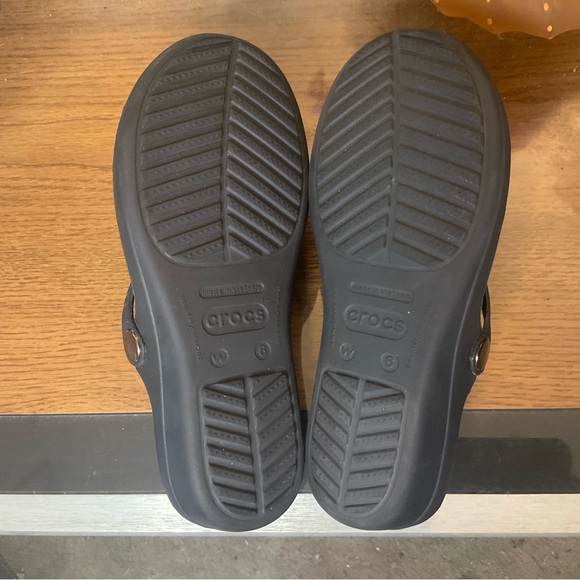 CROCS SANRAH LIQUID METALLIC WEDGE SANDALS 6 - Picture 7 of 7